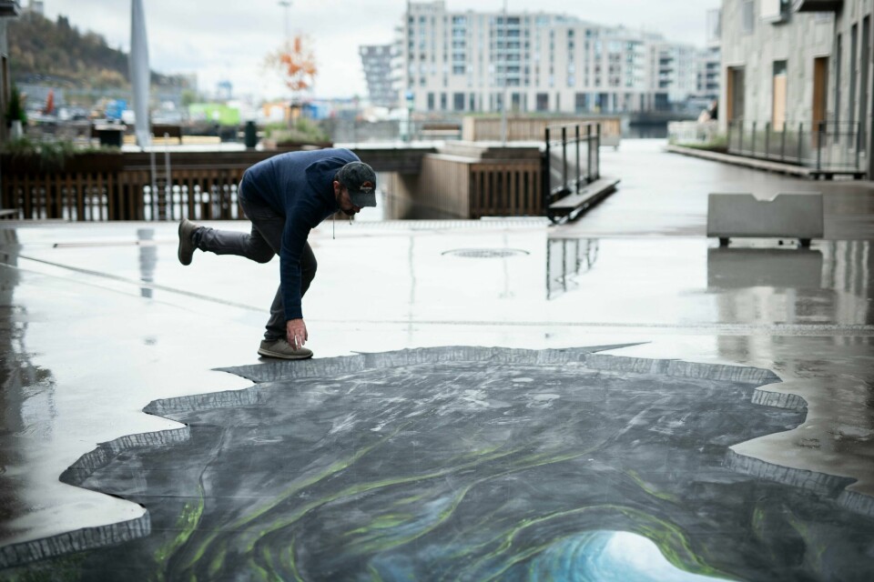 Den engelske street art-kunstneren Joe Hill har laga hull i bakken i Oslobukta. Joe Hill - Oslobukta