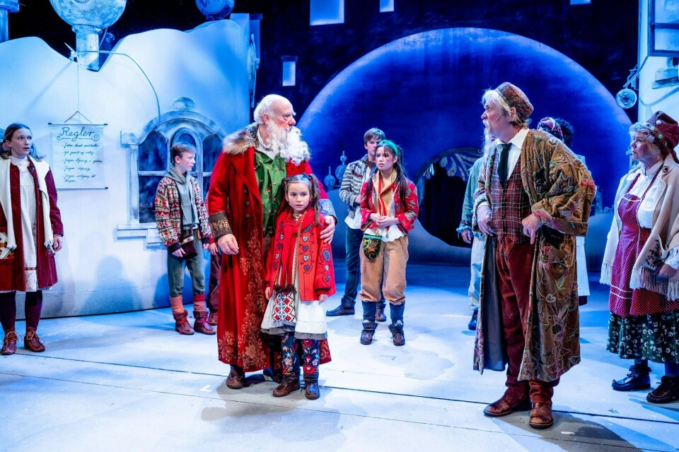 Streiken og pandemien er over, og teatrene kan forhåpentligvis gå normale dager i møtet. Juleforestillingene, som «Snøfall» på Oslo Nye Teater, er blant forestillingene som nå skal spilles som normalt. Snøfall