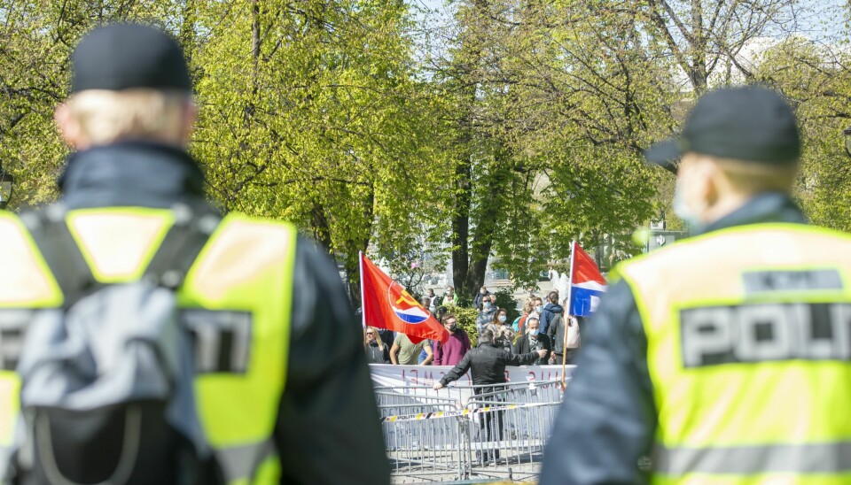 Leder i Antirasistisk Front mener det er helt uakseptabelt å bruke samfunnets ressurser på å beskytte Sians rasistiske hatpropaganda med rundt 100 politifolk under demonstrasjoner. Her fra en demonstrasjon i Oslo tidligere i år. Leder i Antirasistisk Front mener det er helt uakseptabelt å bruke samfunnets ressurser på å beskytte Sians rasistiske hatpropaganda med rundt 100 politifolk. Her fra en demonstrasjon i Oslo tidligere i år.