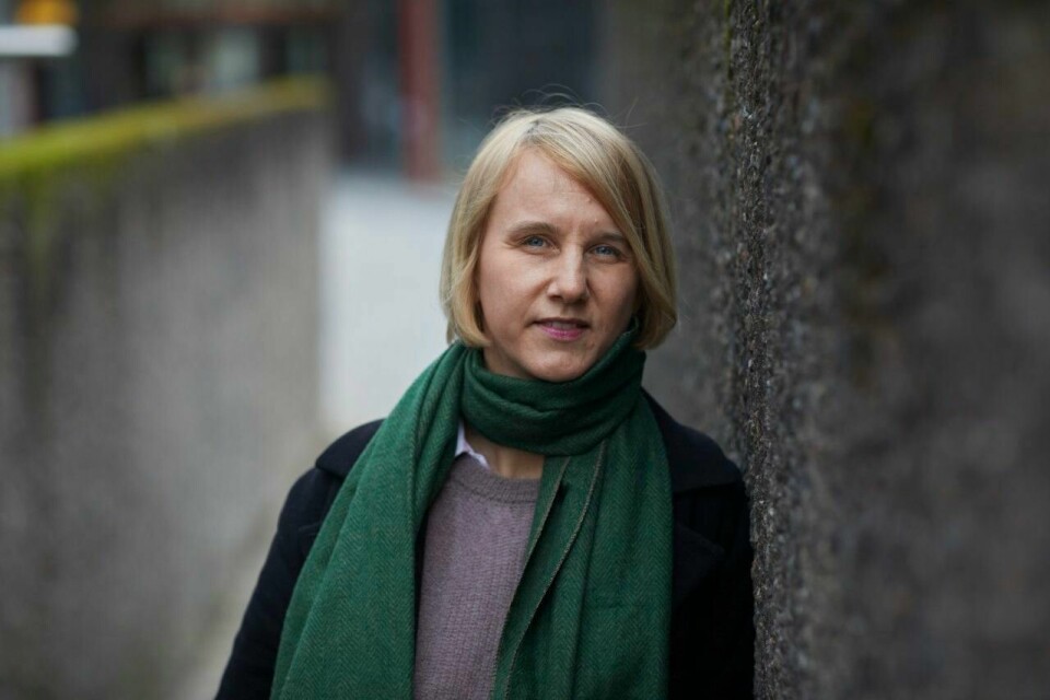 Cathrine Holst har skrevet bok om eksperter i det offentlige. Hun mener Nakstad og Stoltenberg har valgt et pussig tidspunkt for bokutgivelse. Cathrine Holst har skrevet bok om eksperter i det offentlige. Hun mener Nakstad og Stoltenberg har valgt et pussig tidspunkt for bokutgivelse.