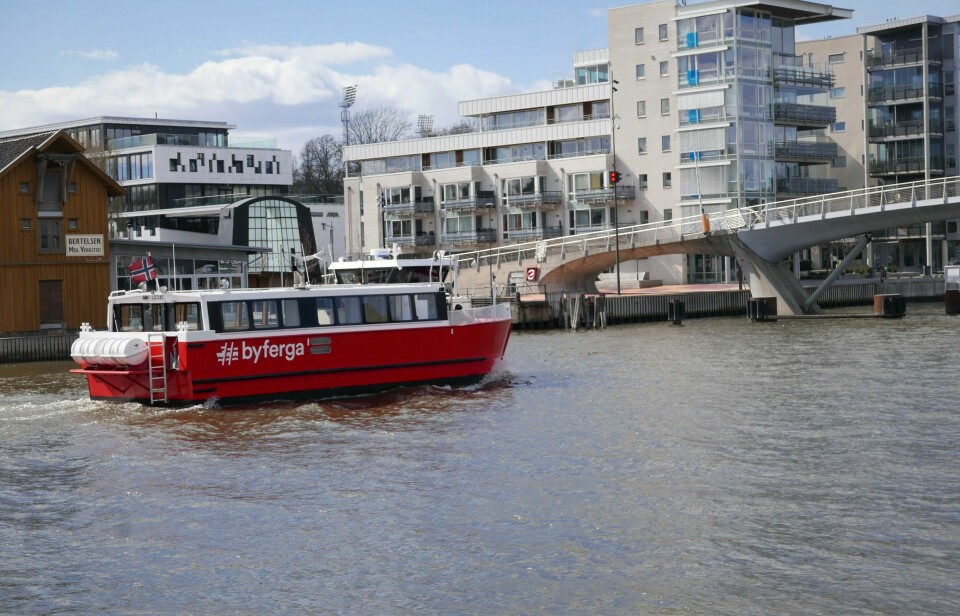 De neste tre månedene blir det kun to avganger i timen mellom Gamlebyen og Ålekilene. Byferga på vei gjennom Fredrikstad sentrum.