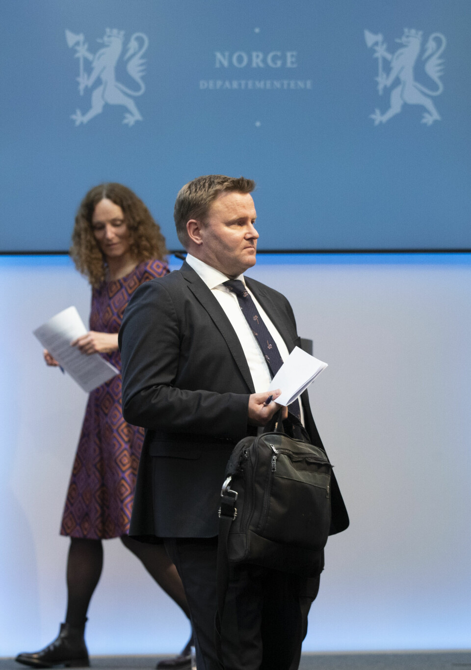 Assisterande helsedirektør Espen Rostrup Nakstad og direktør ved Folkehelseinstituttet, Camilla Stoltenberg, har blitt to av pandemiens mest kjente toppbyråkrater. Her under en pressekonferanse om koronasituasjonen i juni i år . Assisterande helsedirektør Espen Rostrup Nakstad og direktør ved Folkehelseinstituttet, Camilla Stoltenberg, har blitt to av pandemiens mest kjente toppbyråkrater. Her under en pressekonferanse om koronasituasjonen i juni i år .