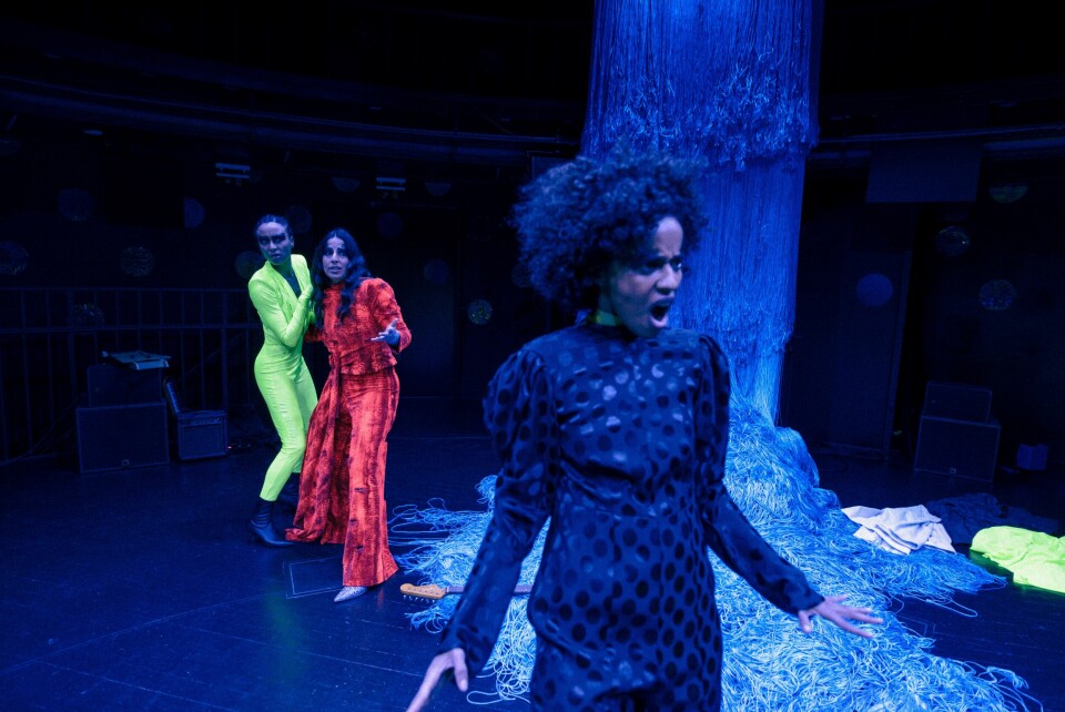 Fra Camara Lundestad Joofs «De må føde oss eller pule oss for å elske oss» på Nationaltheatret/Torshovteatret. «De må føde oss eller pule oss for å elske oss»