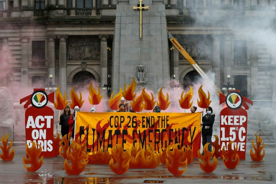 Tusenvis av mennesker kommer sammen i Glasgow i disse dager, og flere protester er ventet, som denne ved George Square før konferansen startet. Tusenvis av mennesker kommer sammen i Glasgow i disse dager, og flere protester er ventet, som denne ved George Square før konferansen startet.