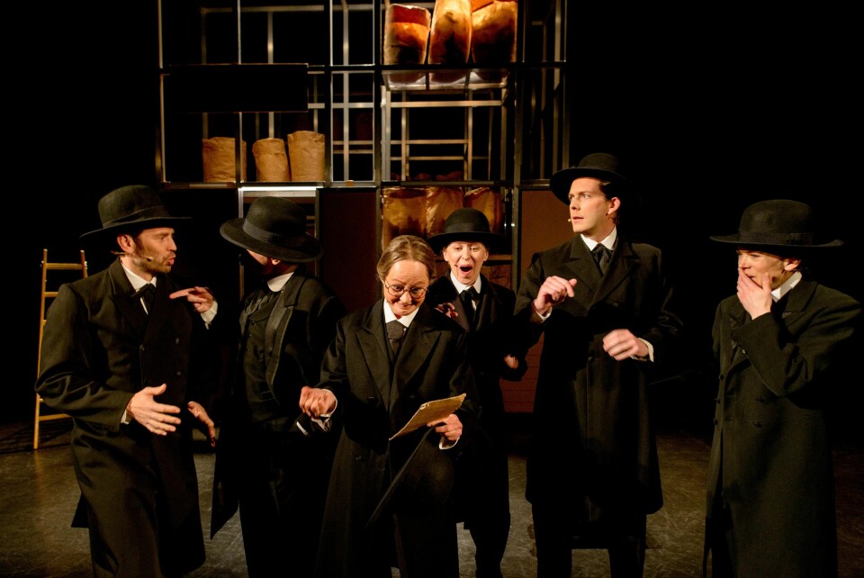 «Lehmantrilogien» er en dans av en maraton på Det Norske Teatret. Her Kyrre Hellum (fra venstre), Eivin Nilsen Salthe, Ingunn Beate Øyen, Marie Blokhus, Christian Ruud Kallum og Ane Dahl Torp. «Lehmantrilogien» er en dans av en maraton på Det Norske Teatret. Her Kyrre Hellum (fra venstre), Eivin Nilsen Salthe, Ingunn Beate Øyen, Marie Blokhus, Christian Ruud Kallum og Ane Dahl Torp.