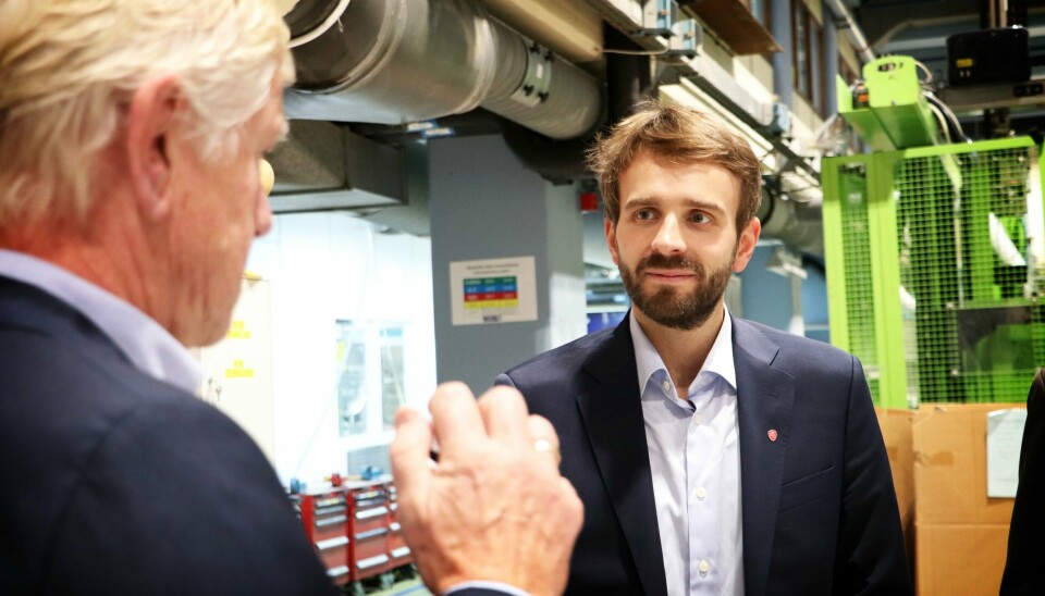 Næringsminister Jan Christian Vestre har satt seg som mål å besøke hundre bedrifter innen nyttår. Næringsminister Jan Christian Vestre har lagt ut på en bedriftsturné, og skal innen nyttår besøke hundre bedrifter. Torsdag besøkte han Laerdal Medical i Stavanger. Her sammen med styreleder i Laerdal Medical, Tore Lærdal.