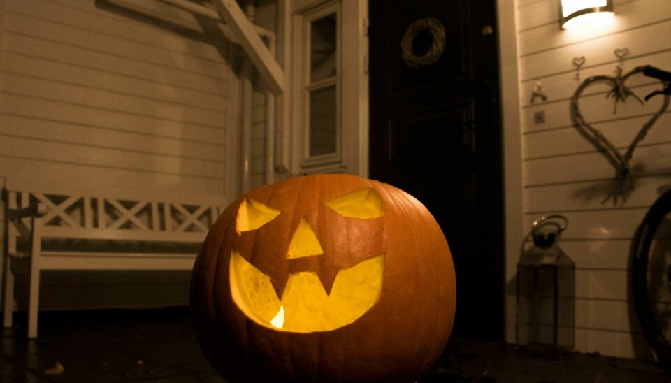Denne helgen går mange barn utkledd i halloween-kostymer fra dør til dør på jakt etter godteri. Nå er det snart Halloween. Da stiger salget av gresskar.Foto: Erik Johansen / NTB