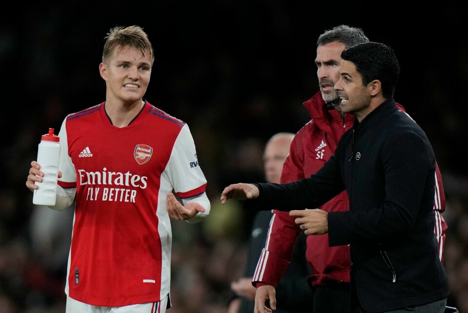 Martin Ødegaard er tilbake fra skade og er på benken for Arsenal mot Leicester. Foto: Alastair Grant / AP / NTB