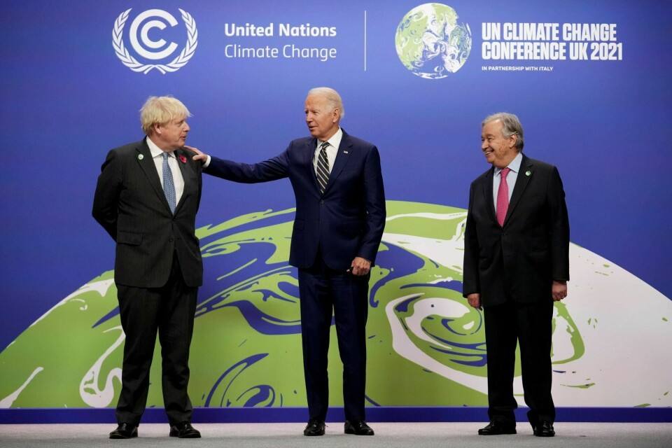 Storbritannias statsminister Boris Johnson og FNs generalsekretær Antonio Guterres på hver sin side av USAs president Joe Biden på COP26 i Glasgow. Storbritannias statsminister Boris Johnson og FNs generalsekretær Antonio Guterres på hver sin side av USAs president Joe Biden på COP26 i Glasgow.