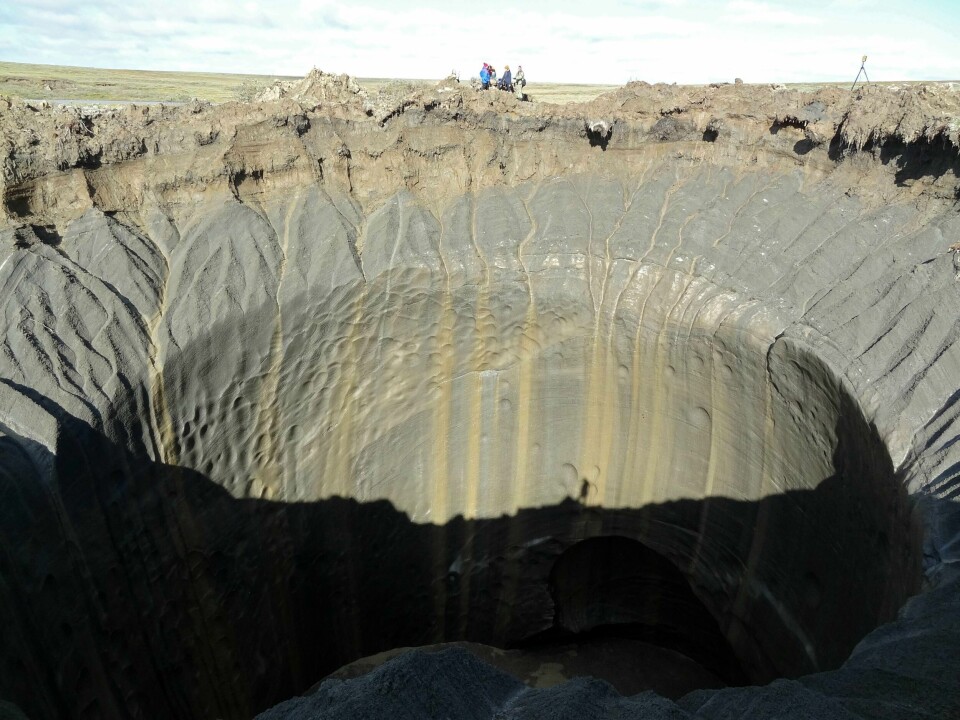 Dette krateret er 25 meter i diameter og 33 meter dybt. Det er det siste av 17 kratere forskerne har oppdaget, og ligger på halvøya Yamal i Sibir i Russland. Dette krateret er 25 meter i diameter og 33 meter dybt. Det er det siste av 17 kratere forskerne har oppdaget, og ligger på halvøya Yamal i Sibir i Russland.