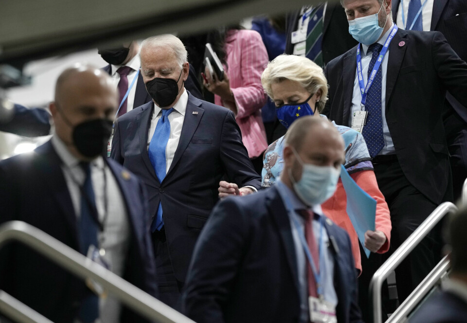 USAs president Joe Biden, i midten, i samtale med president i EU-Kommisjonen Ursula von der Leyen på klimatoppmøtet i Glasgow tirsdag. Landenes toppledere reiser hjem nå, men forhandlingene fortsetter. USAs president Joe Biden, i midten, i samtale med president i EU-Kommisjonen Ursula von der Leyen på klimatoppmøtet i Glasgow tirsdag. Landenes toppledere reiser hjem nå, men forhandlingene fortsetter.