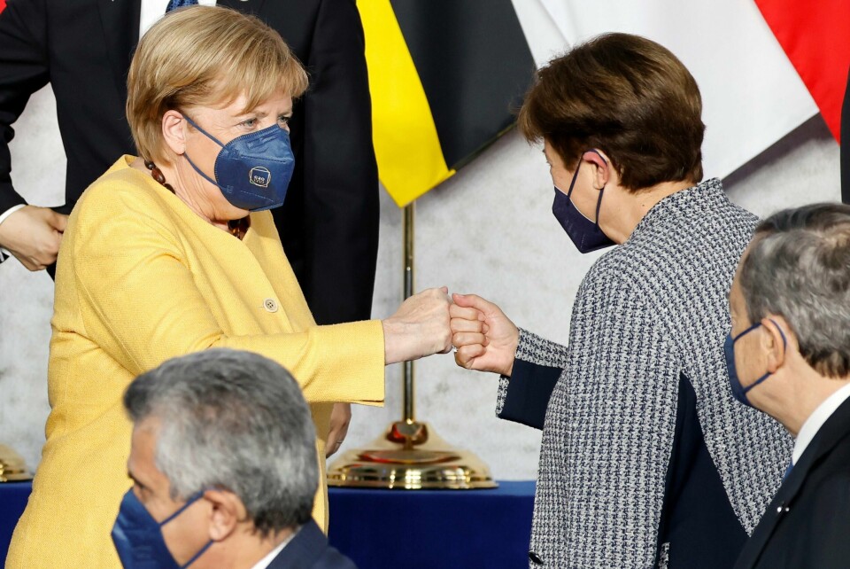 Angela Merkel, Tysklands forbundskansler, hilser på IMF-direktør Kristalina Georgieva under en konferanse i oktober i år.