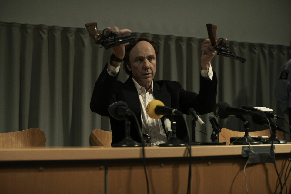 Mikael Persbrandt spiller Hans Holmér, etterforskningslederen i Palmesakens første år, og som ikke kommer veldig godt av denne historien. Mikael Persbrandt spiller Hans Holmér, etterforskningslederen i Palmesakens første år, og som ikke kommer veldig godt av denne historien.