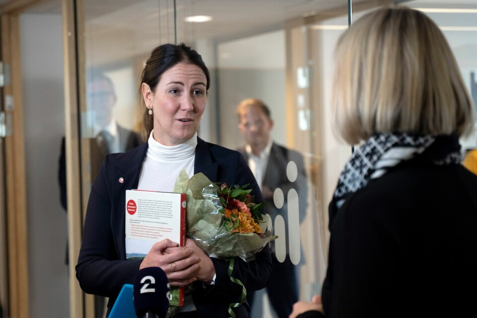 Det kunnskapsministeren kan begynne med, er å rydde opp i floraen av manualbaserte programmer som herjer i velferdssektoren, skriver innleggsforfatterne. På bildet: Guri Melby (V) t.h. leverer nøklene til den da påtroppende statsråden Tonje Brenna (Ap). Det kunnskapsministeren kan begynne med, er å rydde opp i floraen av manualbaserte programmer som herjer i velferdssektoren, skriver innleggsforfatterne. På bildet: Guri Melby (V) t.h. leverer nøklene til den da påtroppende statsråden Tonje Brenna (Ap).