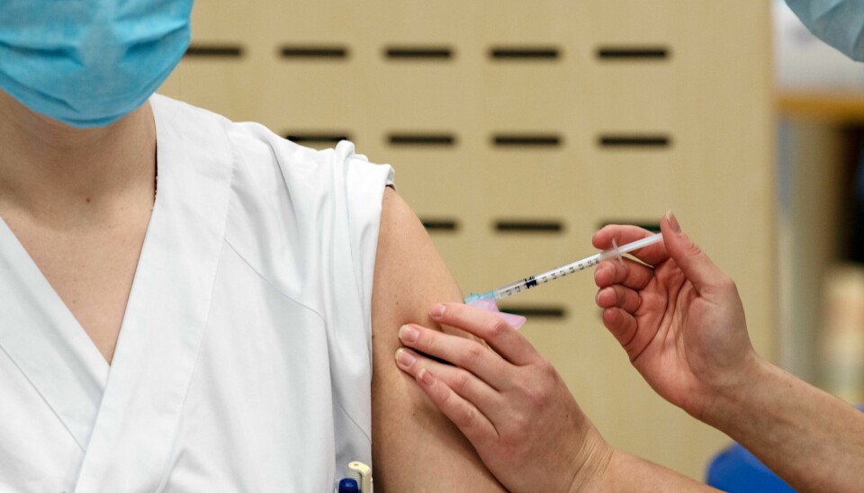 En oppfriskningsdose av koronavaksinen er viktig mot omikronsmitte, mener immunolog.
