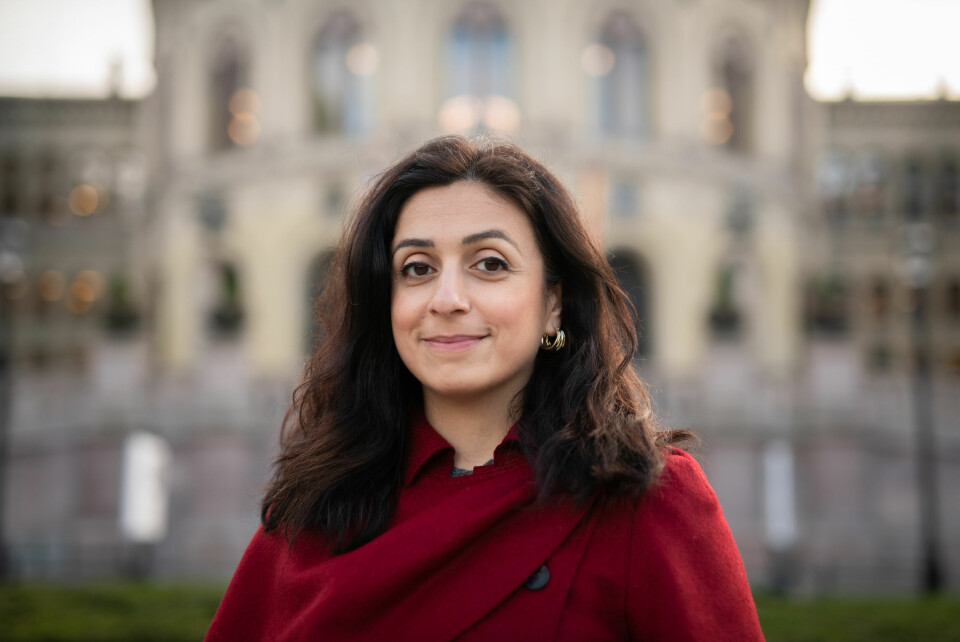 Arbeids- og inkluderingsminister Hadia Tajik (Ap) understreker at Nav skal bruke skjønn når det gjelder kravene til dokumentasjon i saker som strekker seg langt tilbake i tid. Hadia Tajik (Ap) utenfor Stortinget, 4. november.