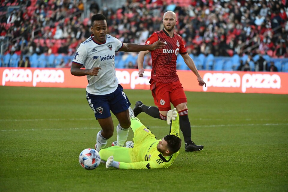 Ola Kamara felles av Torontos keeper og får straffespark. Det omsatte han i den første av sine to scoringer i siste serierunde i MLS, men både sluttspill og toppscorer tittelen glapp for DC United-spilleren. Ola Kamara felles av Torontos keeper og får straffespark. Det omsatte han i den første av sine to scoringer i siste serierunde i MLS, men både sluttspill og toppscorer tittelen glapp for DC United-spilleren. Foto: Jon Blacker, The Canadian Press via AP / NTB