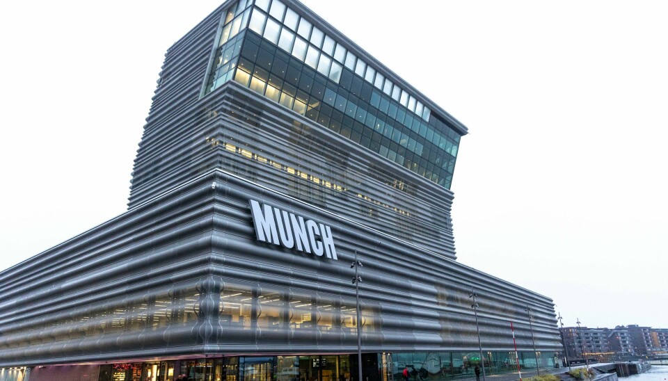 Både fasaden og innsiden av det nye Munch-museet har fått kritikk etter åpningen. Det nye Munchmuseet var som forventet stappfull av publikummere i åpningshelgen. Også framover må gjester belage seg på å kjøpe billetter på forhånd.Foto: Beate Oma Dahle / NTB