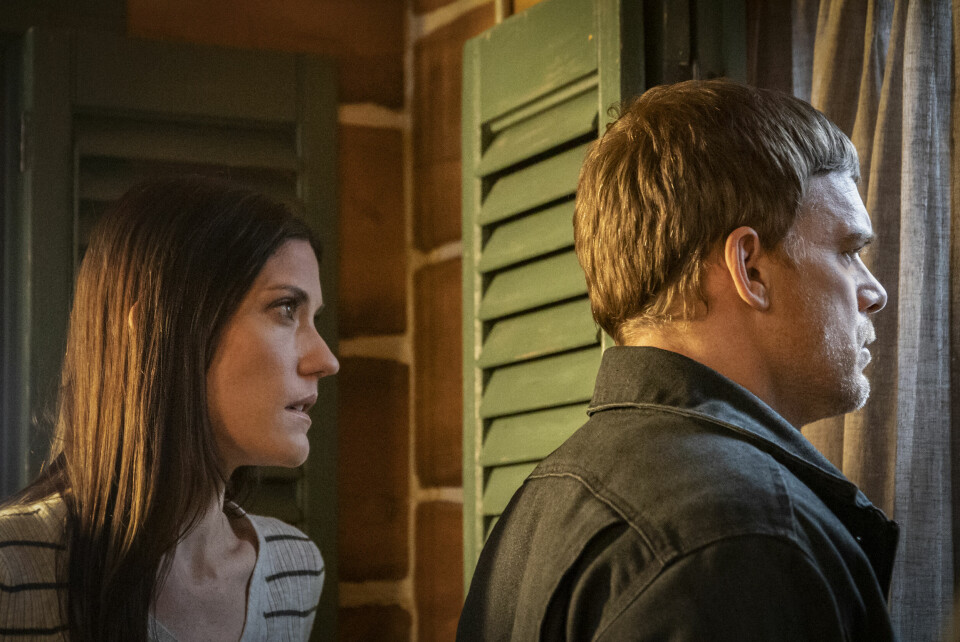 Dexters avdøde søster Deb (Jennifer Carpenter) dukker opp som Dexters samvittighet, gjerne for å minne ham om gamle dagers synder. Dexters avdøde søster Deb (Jennifer Carpenter) dukker opp som Dexters samvittighet, gjerne for å minne ham om gamle dagers synder.