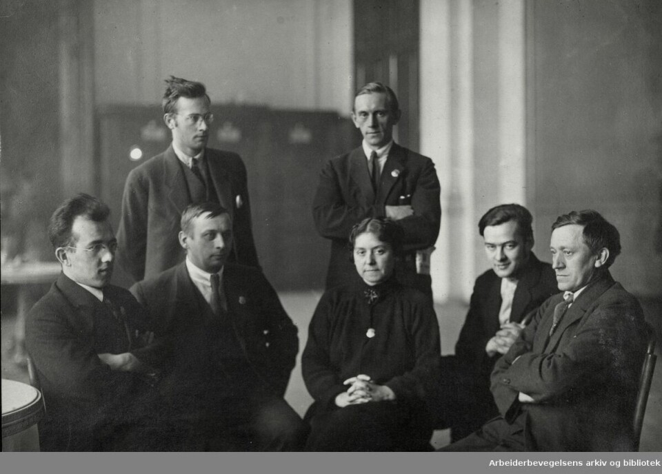 Den norske delegasjonen ved Kominterns 4. kongress i Moskva, 1922. Sittende fra venstre: Rolf Hofmo, Emil Stang, Rachel Grepp, Håkon Meyer, Olav Scheflo. Stående fra venstre: Aksel Zachariassen og Oscar Torp. Den norske delegasjonen ved Kominterns 4. kongress i Moskva, 1922. Sittende fra venstre: Rolf Hofmo, Emil Stang, Rachel Grepp, Håkon Meyer, Olav Scheflo. Stående fra venstre: Aksel Zachariassen og Oscar Torp.