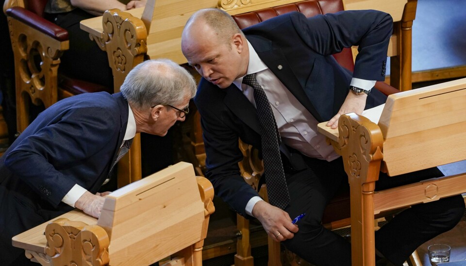 Finansminister Trygve Slagsvold Vedum i samtale med statsminister Jonas Gahr Støre etter at han la fram sine endringsforslag til statsbudsjettet for 2022 for Stortinget.Foto: Stian Lysberg Solum / NTB Trygve Slagsvold Vedum