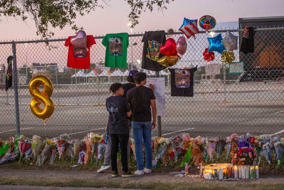 Området utenfor NRG Park i Houston er blitt et minnested etter tragedien på Astroworld-festivalen, der åtte mennesker mistet livet. Området utenfor NRG Park i Houston er blitt et minnested etter tragedien på Astroworld-festivalen, der åtte mennesker mistet livet.