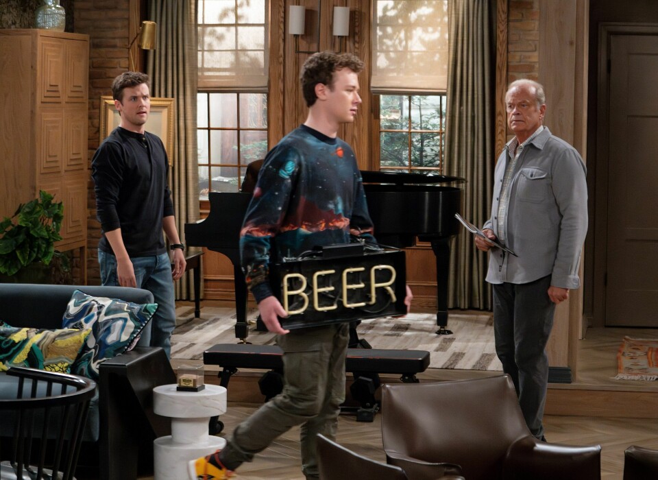 Far Frasier og sønn Freddy (med øl-skilt) går ikke så godt sammen til å begynne med, omtrent sånn som far Martin og sønn Frasier hadde det i sin tid. Nye Frasier byr på nye og gamle vitser i både ny og velkjent setting. Far Frasier og sønn Freddy går kke så godt sammen til å begynne med, slik far Martin og sønn Frasier hadde det i sin tid. I nye «Frasier» har Frasiers nevø David Crane det også med å dukke opp på døra uannonsert.