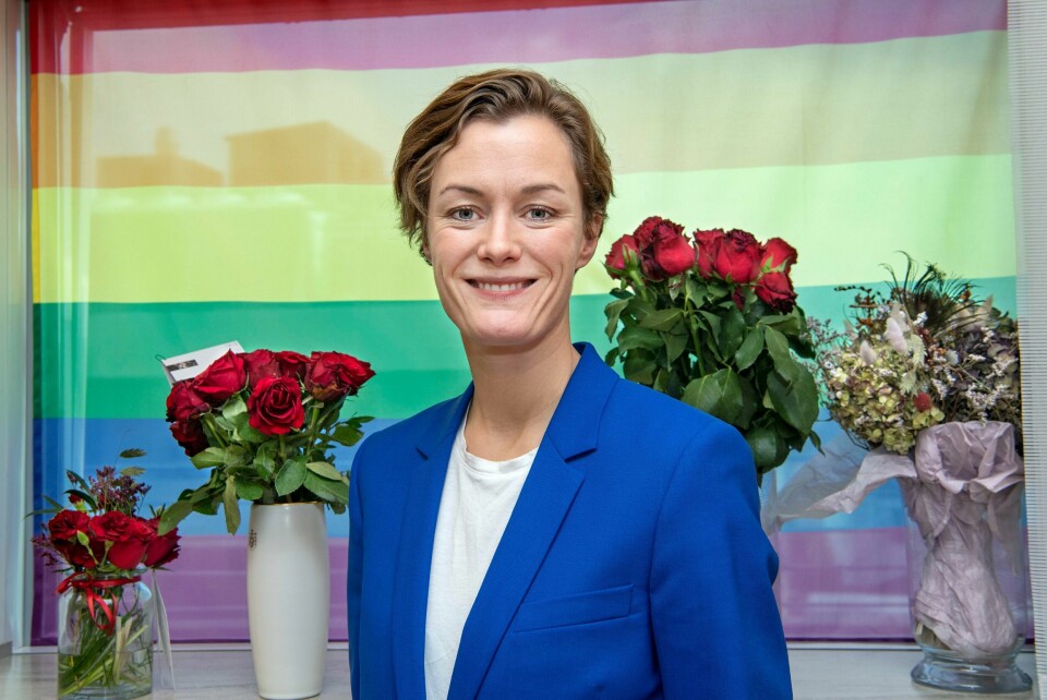 Kultur- og likestillingsminister Anette Trettebergstuen foran regnbueflagget som pryder kontoret hennes i departementet. Anette Trettebergstuen. Kultur- og likestillingsminister.