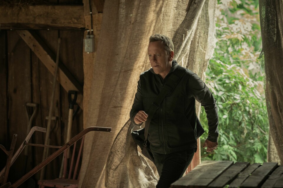 John Weir (Kiefer Sutherland) lever godt på å lure næringslivsfolk, inntil han selv får noen etter seg i «Rabbit Hole» - en tradisjonell, men også uforutsigbar komplott-thriller. John Weir (Kiefer Sutherland) lever godt på å lure næringslivsfolk, inntil han selv får noen etter seg i «Rabbit Hole» - en tradisjonell, men også uforutsigbar komplott-thriller.