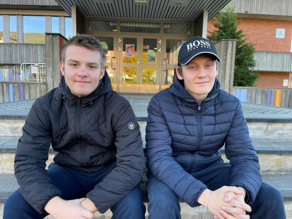 Isak Dahl og Sondre Kristensen elever ved Åssiden videregåendeskole har fått lærlingplass hos Toyota, og begge gleder seg til å lære mer. Isak Dahl og Sondre Kristensen elever ved Åssiden videregåendeskole.