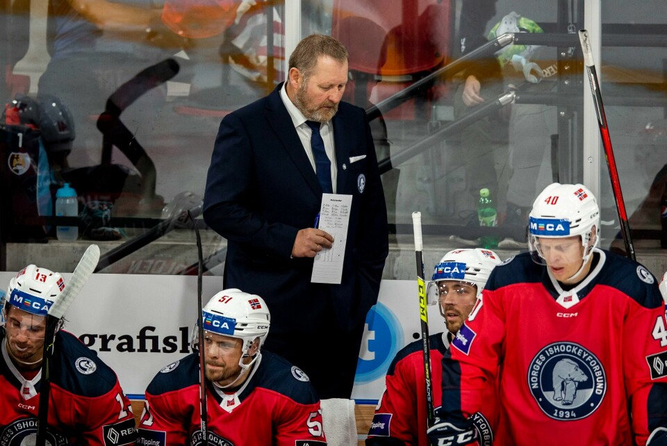 Norges ishockeylandslag får ikke plass i OL. Tirsdag ble det bekreftet at OL-verten Kina beholder plassen i Beijing-lekene. Norges landslagssjef Petter Thoresen sendte utpå et urutinert lag i 0-3-tapet for Latvia torsdag. Her er han fra tidligere i høst. Foto: Beate Oma Dahle / NTB