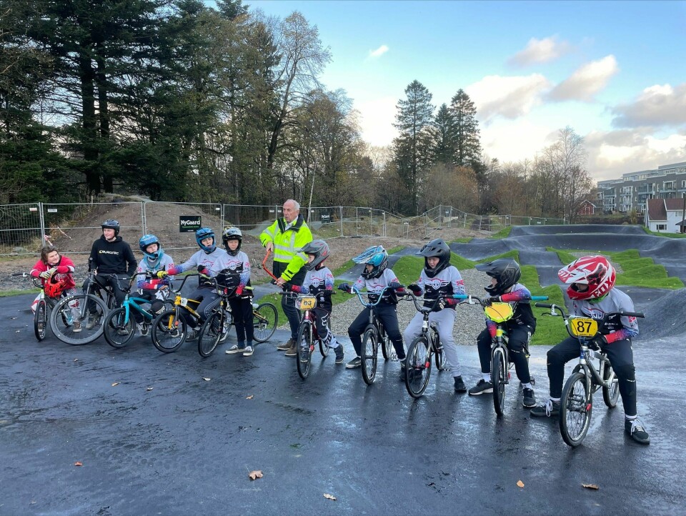 Ordfører i Sandnes, Stanley Wirak, klippet en sykkelkjetting for å åpne Sandvedparken pumptrack offisielt torsdag formiddag. Ordfører i Sandnes, Stanley Wirak, klippet en sykkelkjetting for å åpne Sandvedparken pumptrack offisielt torsdag formiddag.