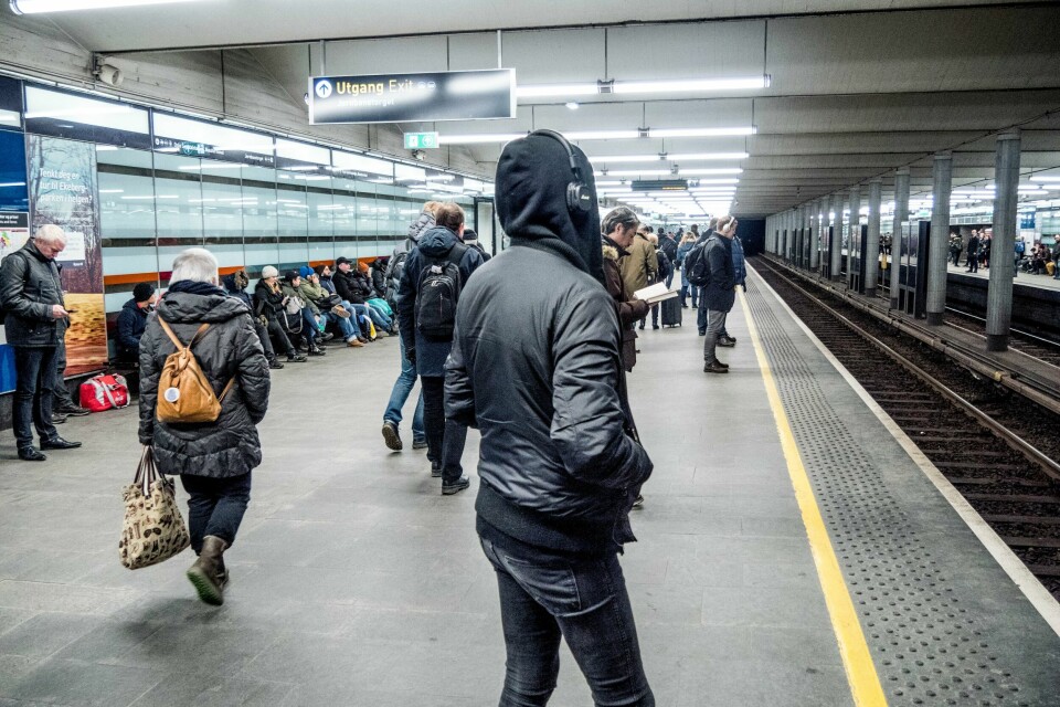 Passasjerer venter på T-banen på Jernbanetorget. Illustrasjonsfoto: Passasjerer venter på T-banen på Jernbanetorget. Hele T-banenettet i Oslo er lammet av feil på signalanlegget. Gjennom sentrum er det full stans i morgenrushet tirsdag.
