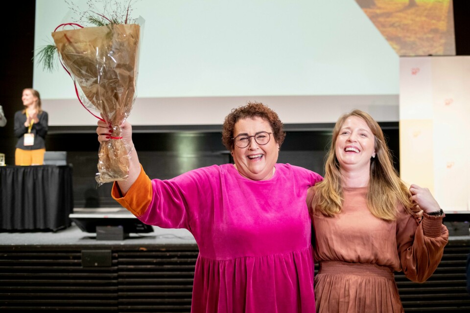 Olaug Bollestad overtar ledervervet i Kristelig Folkeparti. Her omfavnes hun av 2. nestleder Ingelin Noresjø. Olaug Bollestad overtar ledervervet i Kristelig Folkeparti. Her omfavnes hun av 2. nestleder Ingelin Noresjø. Foto: Javad Parsa / NTB