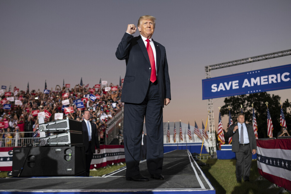 TV-serien «The West Wing» skildrer en politisk virkelighet i USA som er fjernt fra det klimaet som har preget dette landet under og etter Donald Trumps tid i Det hvite hus. Tidligere president Donald Trump gikk på et valgnederlag i 2020 og ble ikke gjenvalgt. Men selv har han aldri godtatt valgresultatet, som han mener var stjålet. Trump har fortsatt et jerngrep rundt Det republikanske partiet, og eksperter mener han vil stille til presidentvalget i 2024. Frykten er at han og tilhengerne hans da ikke vil sky noen midler. Foto: AP / NTB