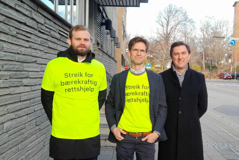 Advokater over hele landet streiker for å styrke ordningen med fri rettshjelp. F.v.: Jarle Brandstorp fra Advokatfirmaet Planke, streikekoordinator Johannes Bakkevig og Helge Gasser, begge fra Advokatene i Lykkeberg. Streikende advokater utenfor tingretten i Fredrikstad