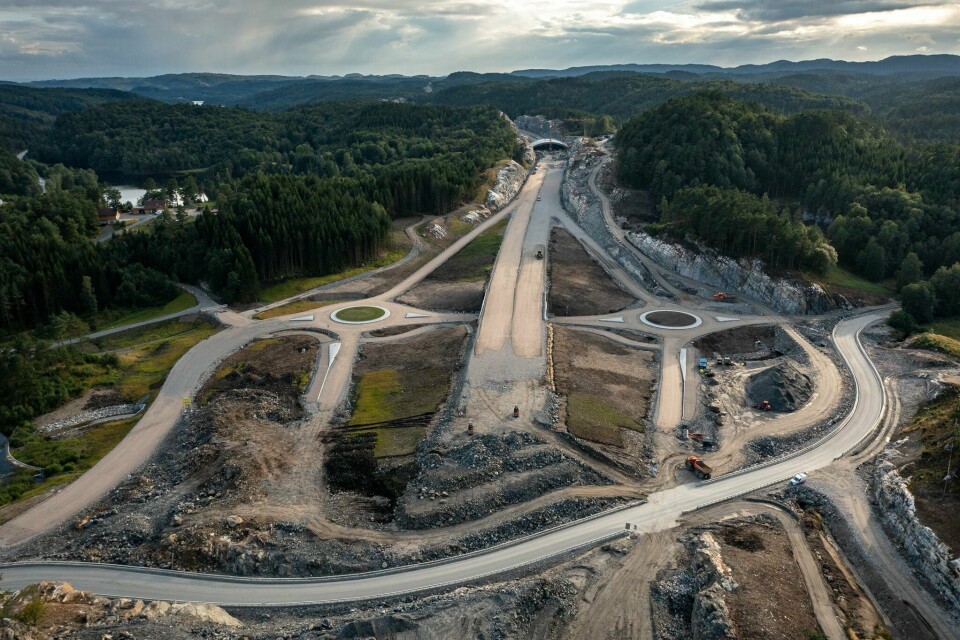 Det bygges veier på spreng i Norge, og regjeringen vil bruke ytterligere milliarder av kroner til formålet, blant annet ved Mandal, på videre utbygging av E39. Det bygges veier på spreng i Norge, og regjeringen vil bruke ytterligere milliarder av kroner til formålet, blant annet ved Mandal, på videre utbygging av E39.