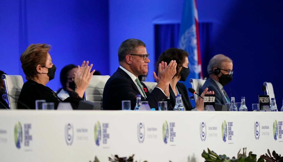 Klimamøtets leder Alok Sharma og FNs klimasjef Patricia Espinosa applauderer under avslutningen av klimatoppmøtet i Glasgow. Klimamøtets leder Alok Sharma og FNs klimasjef Patricia Espinosa applauderer under avslutningen av klimatoppmøtet i Glasgow. Foto: Alberto Pezzali / AP / NTB