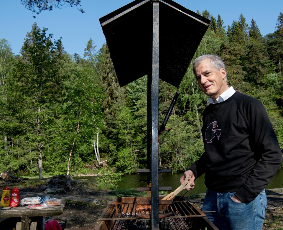 Statsminister og Ap-leder Jonas Gahr Støre ute på tur med pølsegrilling ved Båntjern i Nordmarka sommeren 2019. Statsministeren griller pølser