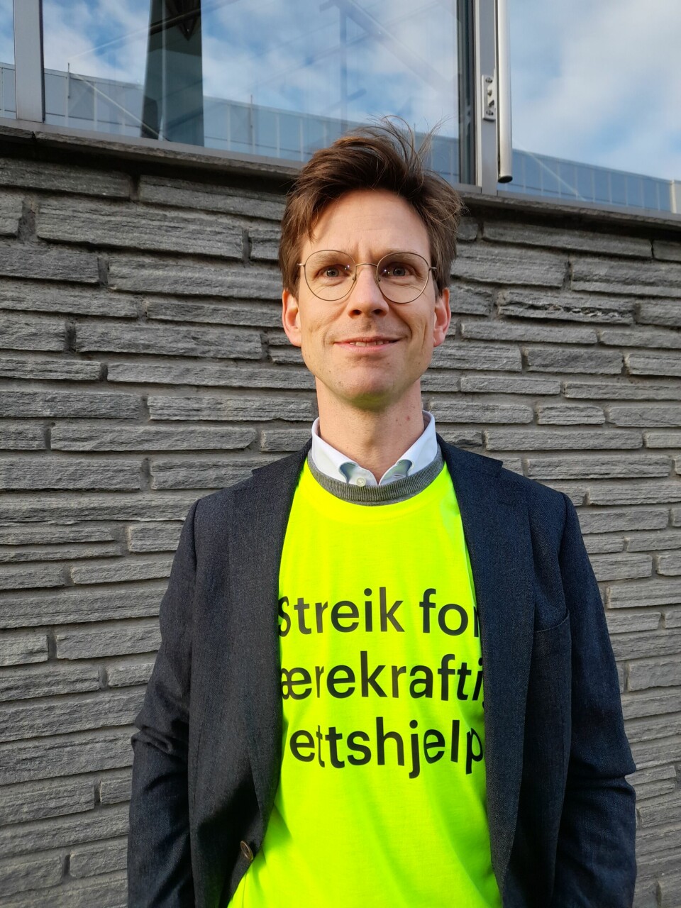 Johannes Bakkevig fra Advokatene i Lykkeberg koordinerer aksjonen i Fredrikstad. Johannes Bakkevig, med gul streikeskjorte