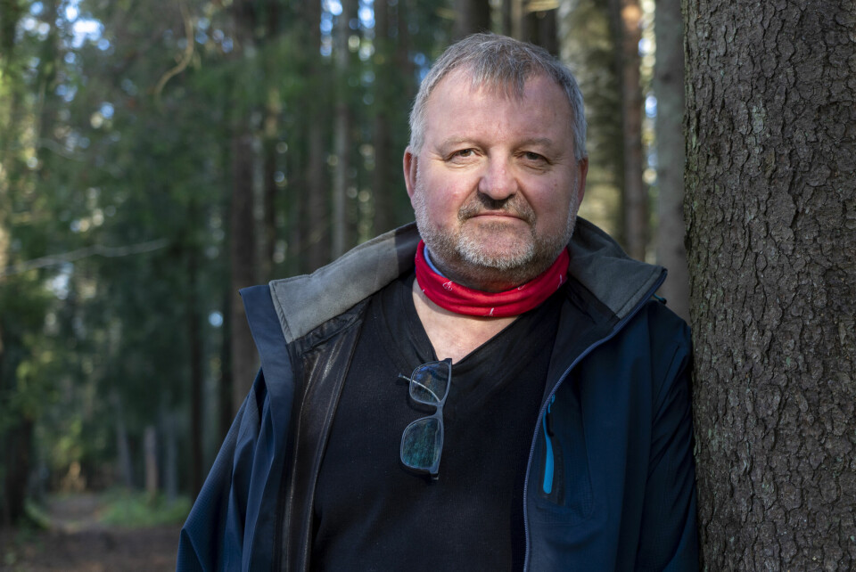 Einride Berg går tur hver dag og til og fra jobben som administrerende direktør i Studentsamskipnaden på Ås. Før orket han lite og kjørte selv korte avstander. Einride Berg, med turjakke og rød hals, lener seg inntil et tre i skogen