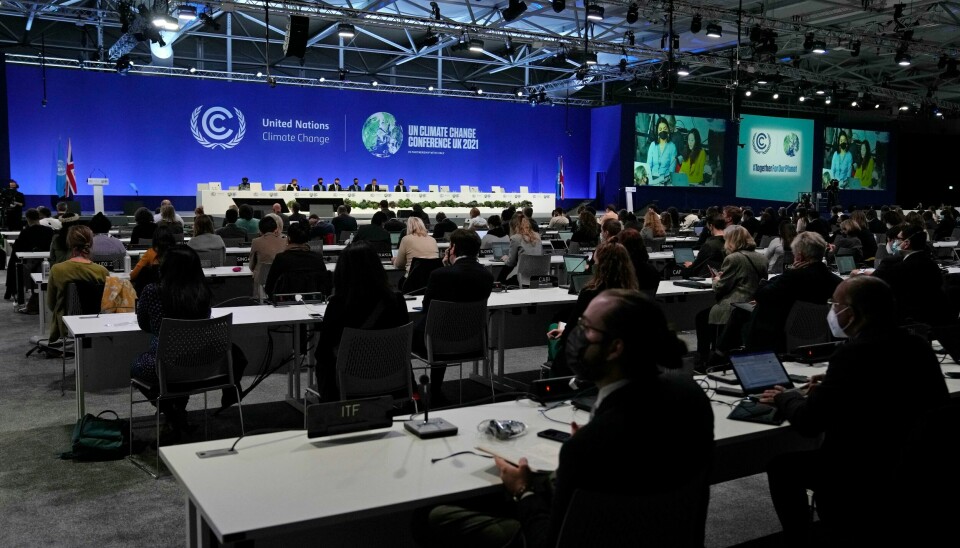 COP26-president Alok Sharma bekrefter til delegasjonene i Glasgow at et nytt utkast til klimabeslutning først blir lagt fram lørdag. Forhandlingene i Glasgow skal fortsette utover helgen. Foto: Alastair Grant / AP / NTB