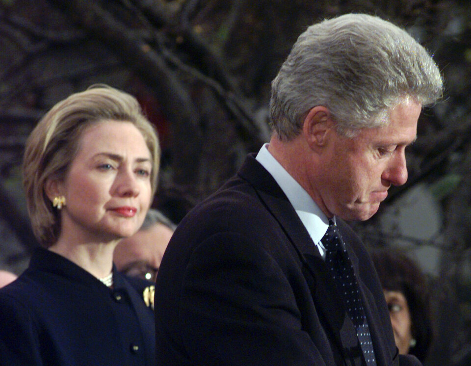 Da president Bill Clintons affære med praktikanten Monica Lewinsky ble avslørt i 1998, måtte Aaron Sorkin utsette hans nye dramaserie om en president og staben hans i Det hvite hus i ett år. Da president Bill Clintons affære med praktikanten Monica Lewinsky ble avslørt i 1998, måtte Aaron Sorkin utsette hans nye dramaserie om en president og staben hans i Det hvite hus i ett år.