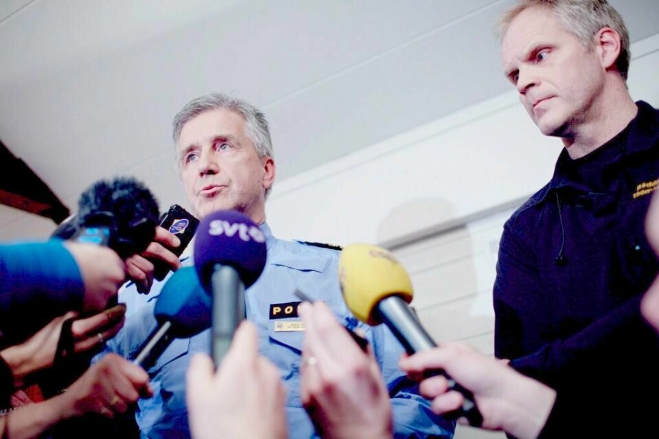 Redningsmannskapene har funnet kroppsdeler i leteområdet i Kebnekaise. Redningsaksjonen er avsluttet, opplyste informasjonssjef i det svenske politiet, Börje Öhman, (t.v.) og redningssjef, Thomas Winnberg, på en pressekonferanse lørdag kveld. Foto: Stian Lysberg Solum / Scanpix