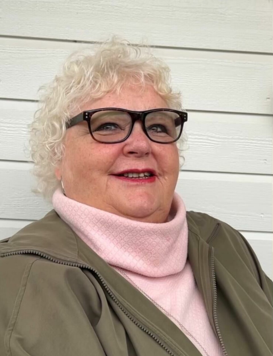 Tove Seth reagerer på at automatisk medisinering ofte er første behandling mot søvnproblemer. – Det finnes de som ennå tror at medisiner er løsningen, men det er jo som oftest noe i livet som skal løses, sier hun. Tove Seth, med hvitt krøllete hår, rosa genser og stort smil