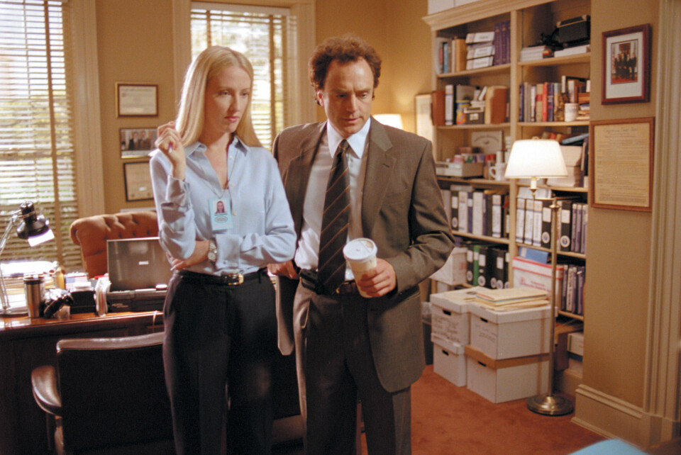 Skulle de få hverandre, eller ikke. Det var ett av de ikke-politiske spørsmålene som opptok manusforfatterne og seerne: Donna Moss (Janel Maloney) og sjefen Josh Lyman (Bradley Whitford) i et roligere øyeblikk på kontoret. Skulle de få hverandre, eller ikke. Det var ett av de ikke-politiske spørsmålene som opptok manusforfatterne og seerne: Donna Moss (Janel Maloney) og sjefen Josh Lyman (Bradley Whitford) i et roligere øyeblikk på kontoret.