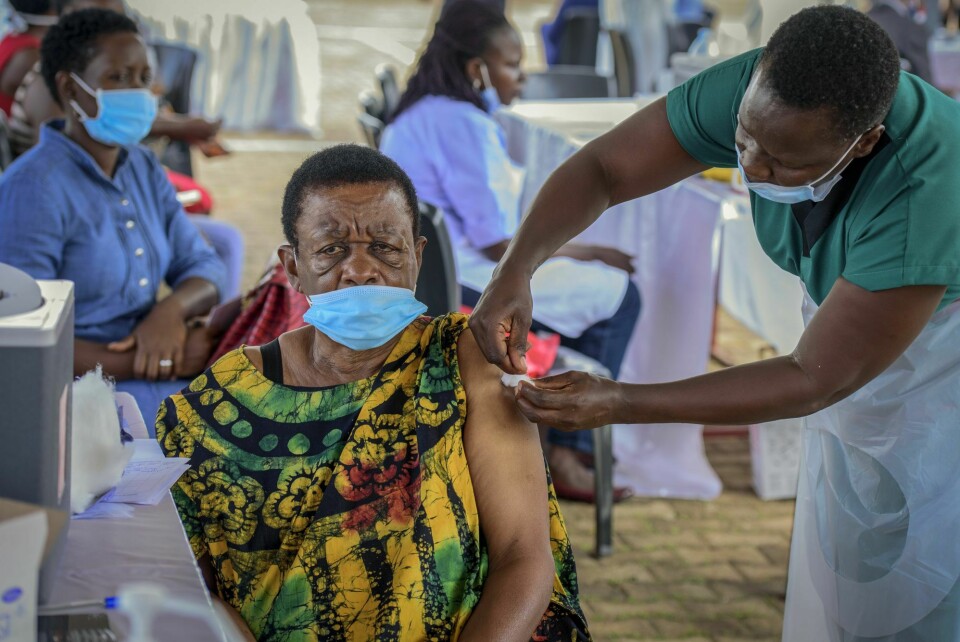 En kvinne får koronavaksine i Kampala i Uganda. De fleste afrikanske land har få vaksiner og dårlig testkapasitet. En kvinne får koronavaksine i Kampala i Uganda. De fleste afrikanske land har få vaksiner og dårlig testkapasitet.