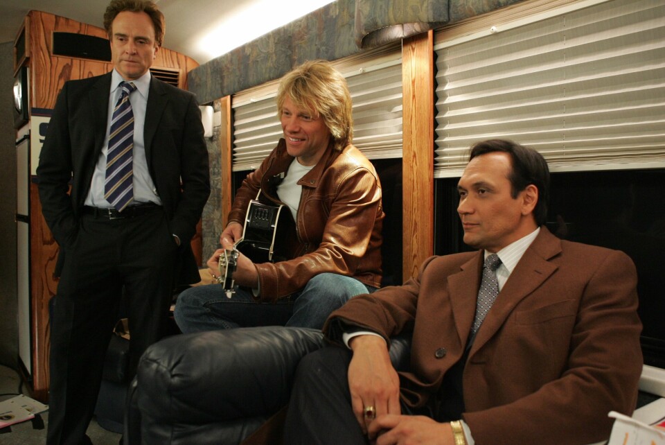 Demokraten Santos (Jimmy Smits) overtok presidentembetet i siste episode av «Presidenten». Jon Bon Jovi var en uttalt superfan av serien, og fikk en birolle som presidentkandidat Santos' støttespiller i en episode. Demokraten Santos (Jimmy Smits) overtok presidentembetet i siste episode av «Presidenten». Jon Bon Jovi var en uttalt superfan av serien, og fikk en birolle som presidentkandidat Santos' støttespiller i en episode.