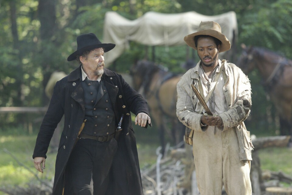 Ethan Hawke som den gudfryktige og skyteglade John Brown, Hubert Point-Du Jour som Bob i dette energiske historiske dramaet. Ethan Hawke som den gudfryktige og skyteglade John Brown, Hubert Point-Du Jour som Bob i dette energiske historiske dramaet.