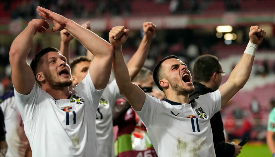 Serbia-duoen Luka Jovic og Filip Kostic feirer at VM-plassen ble sikret med borteseier mot Portugal søndag. Serbia-duoen Luka Jovic og Filip Kostic feirer at VM-plassen ble sikret med borteseier mot Portugal søndag. Foto: Armando Franca / AP / NTB